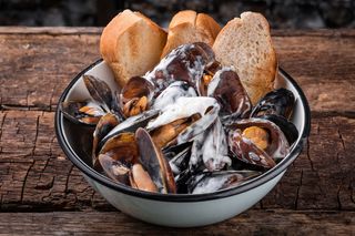 Чілійські мідії у сирному соусі (500гр)