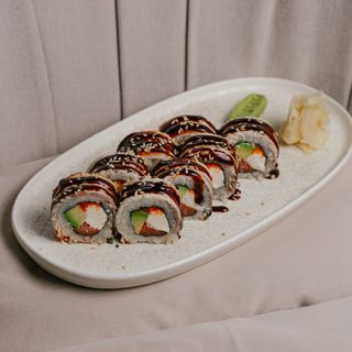 Рол з вугрем, лососем, сиром Філадельфія та ікрою тобіко