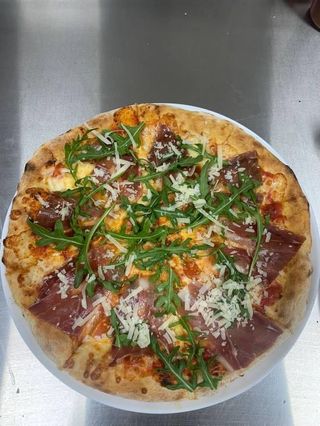 Pizza Crudo 30 Cm.