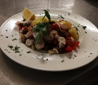 Polpo caldo con patate, pomodorini e olive taggiasche