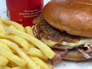 Chicken Cameli Con Patatas Y Bebidas