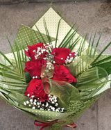 Букет от 5 рози с богата зеленина и луксозна опаковка (1бр)