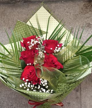 Букет от 5 рози с богата зеленина и луксозна опаковка (1бр)