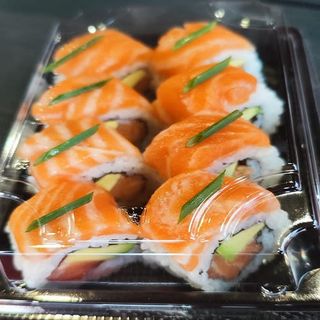 Salmón Ura Roll（8piezas）