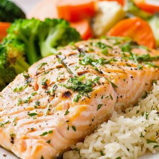 Somon la grătar, cu orez și legume