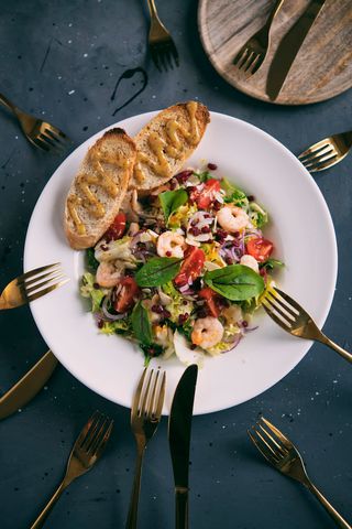 Sałatka z krewetkami i sosem mango