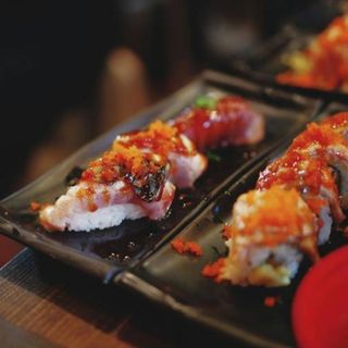 222. Bandejas Hot More Party (Rolls Tempurizados) (20 Pzs.)