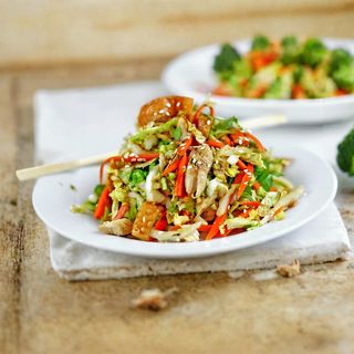 2172 Хрупкаво пържено пилешко със салата зеле и морков (500г)