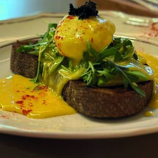 Авокадо тост з яйцем пашот та соусом голандез 