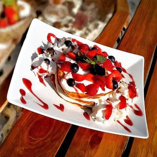 8- Pancakes z nutela i owocami