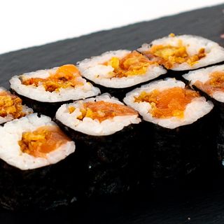 Maki de salmón con cebolla crujiente (8 uds.)