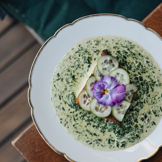 Судак на подушці зі шпинату