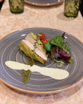 Куриное филе Сувиде в панировке авокадо и сыра пармезан