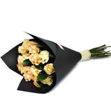 Buchet (1314)din 11 trandafiri peach cu verdeata decorativa in carton negru