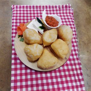 Uštipci sa ajvarom i sirom