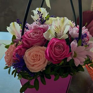 Moyen panier mélange de fleurs /roses