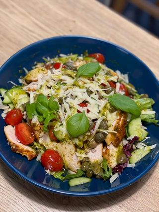 Sałatka z kurczakiem panierowanym i sosem balsamico