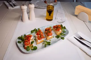 Bruschetta cu bufala şi roşii cherry 