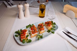 Bruschetta cu bufala şi roşii cherry 