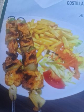 Plato Combinado De Brochetas De Pollo