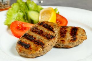 Апетитни кюфтенца с гарнитура (400г)