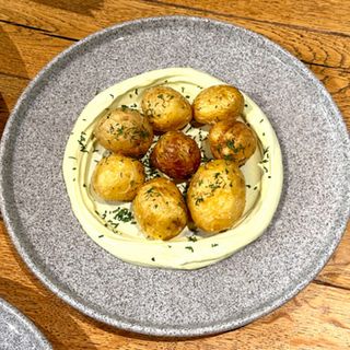 ЗАПЕЧЕНА  КАРТОПЛЯ З ЙОГУРТОМ ТА ЗЕЛЕНОЮ ОЛІЄЮ 