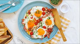 Сніданок з яєчнею з ковбасками та томатами (360г)