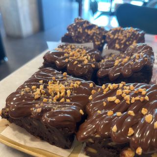 Porción de brownie con nueces y nutella