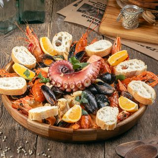 Плато морепродуктов в соусе том-ям 