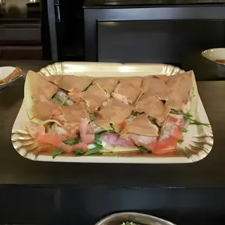 CREPES SALATA: mozzarella , prosciutto cotto , funghi .