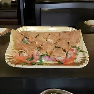 CREPES SALATA: mozzarella , prosciutto cotto , funghi .