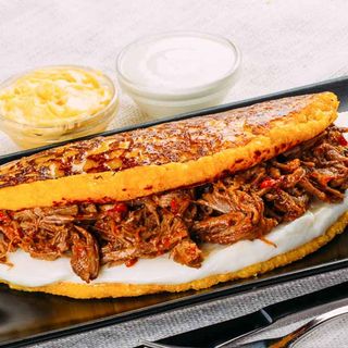 Cachapa  Con Mechada Y Queso