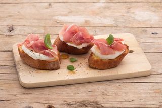 Crostini con fior di latte e prosciutto crudo di Parma