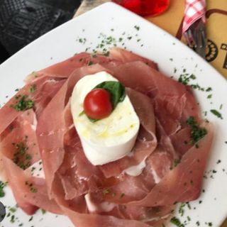 Prosciutto crudo e mozzarella di latte di bufala