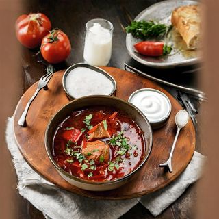 Borș roșu cu vițel, smântână și slănină