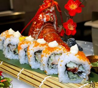 78. Uramaki roll de bogavante (8 piezas)