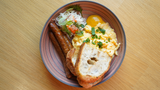 Скрэмбл с колбасками и квашенной капустой
