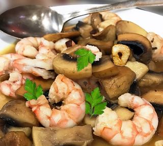 Gambas Y Champiñones Al Ajillo