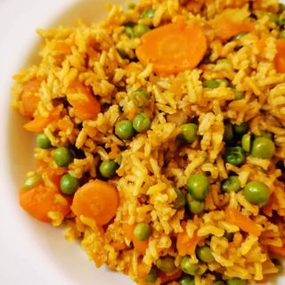 Riso biryani con riso carote, piselli
