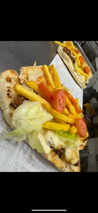 Salsiccia, pomodoro, insalata e patatine