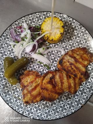 Свински каренца с грилована царевичка и кисели краставички