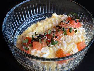 Полента з сиром Моцарелою та помідорами (150г)