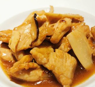 Maiale con funghi e bambù