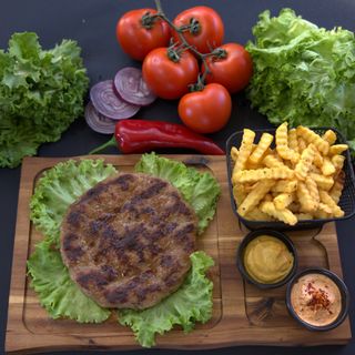 Pljeskavica +pomfrit