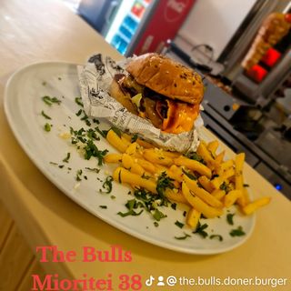 Burger The Bulls + Cartofi cu usturoi și pătrunjel