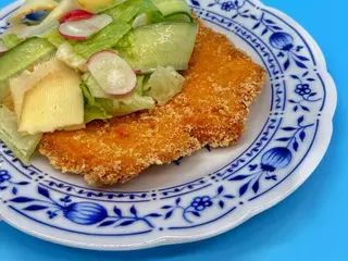 Курячий шніцель з салатом