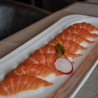 37. Sushi salmone