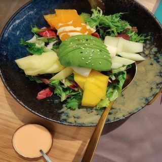 1. ensalada  de aguacate con frutas de temporadas