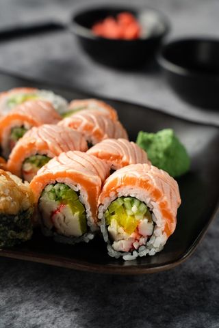 Gold California Krewetka w tempurze, por, ogórek | Łosoś na zewnątrz 