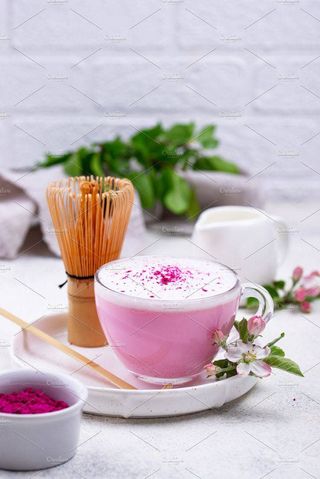 Розовая матча-латте